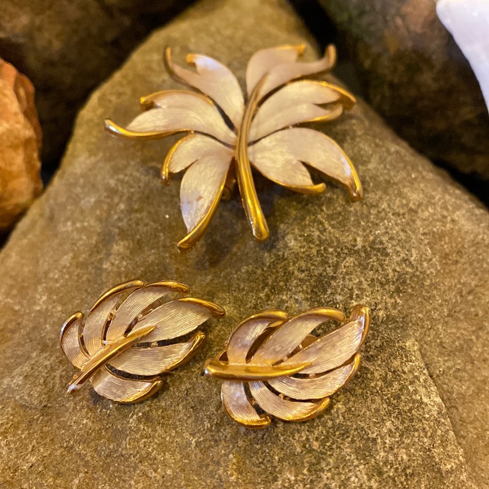 Vintage brooch and matching clip on earrings